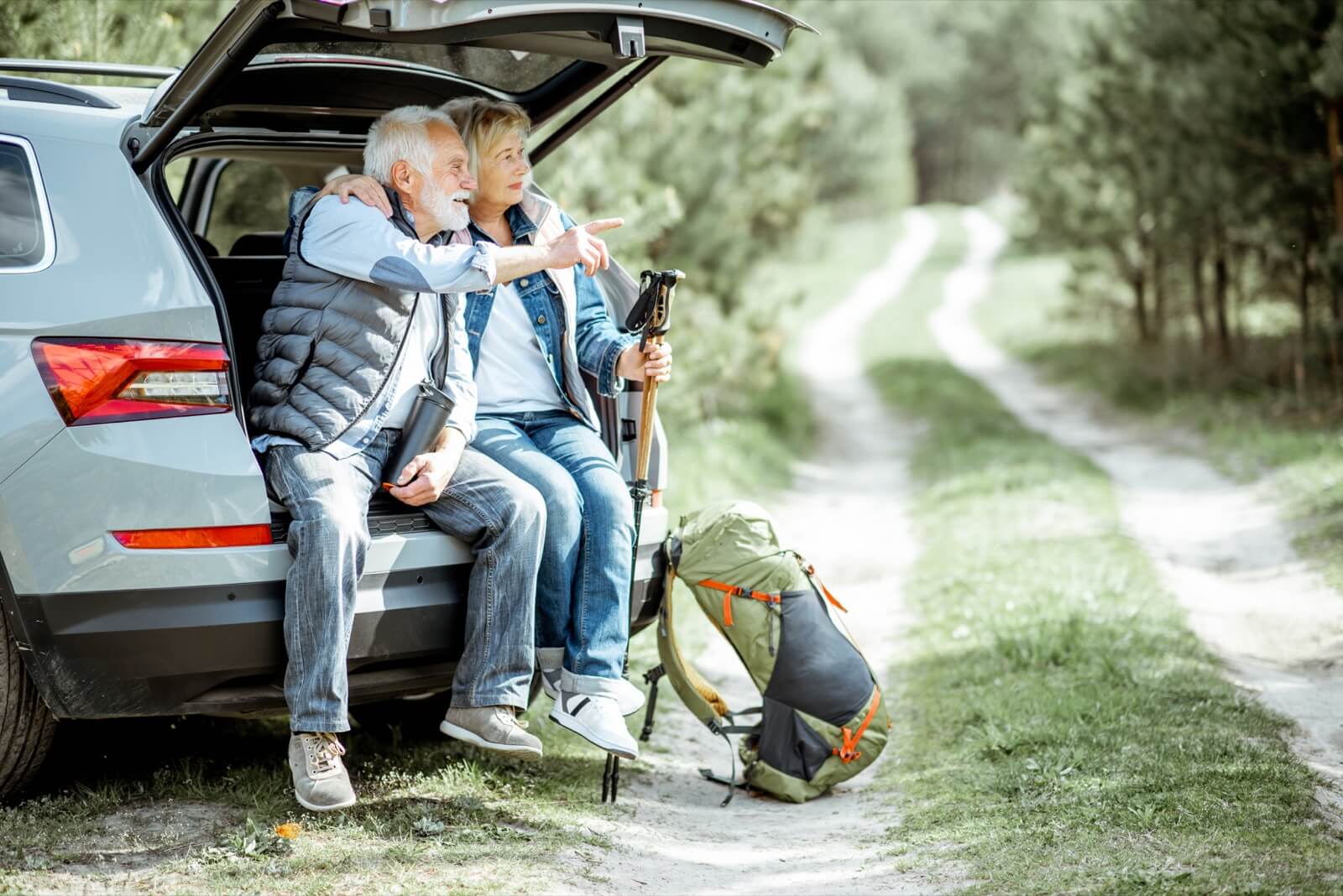 Пожилая пара путешествует на машине
