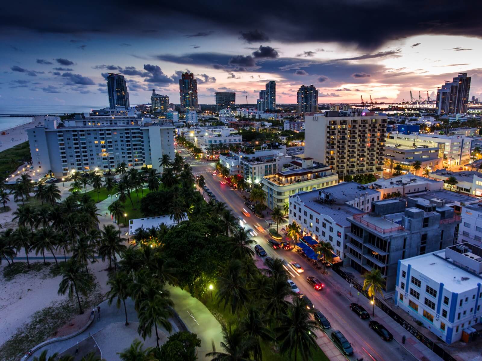 Vista aérea de calles y parques iluminados en Miami