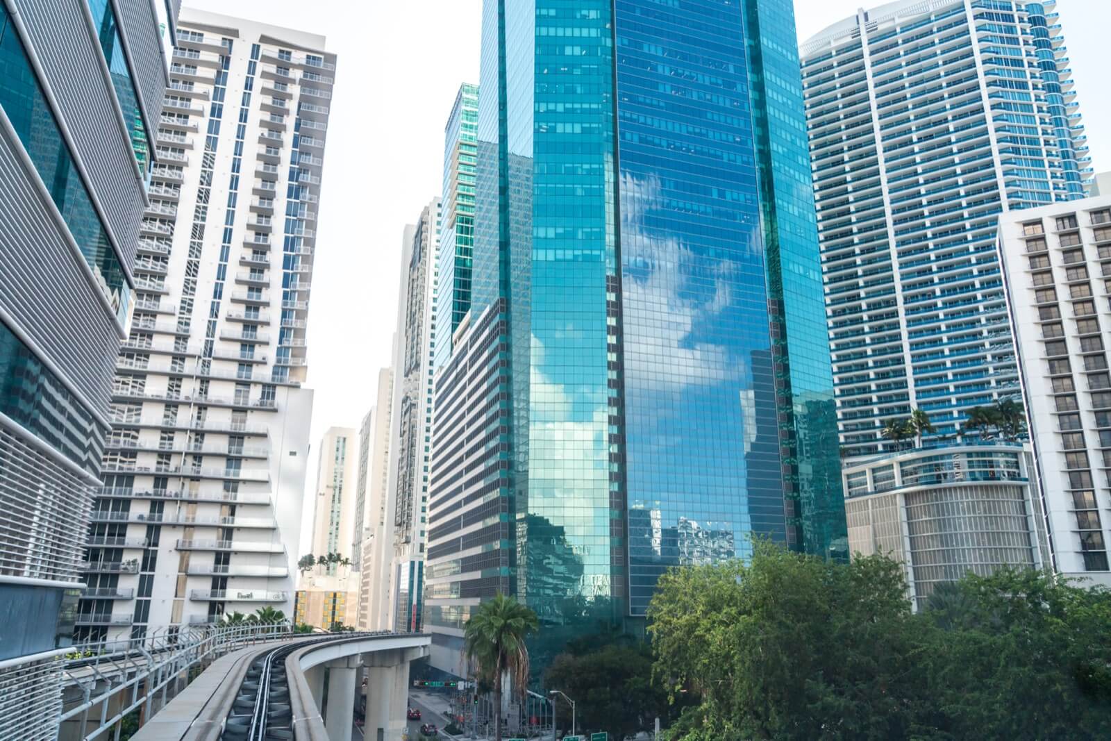 迈阿密 - 玻璃和混凝土建筑