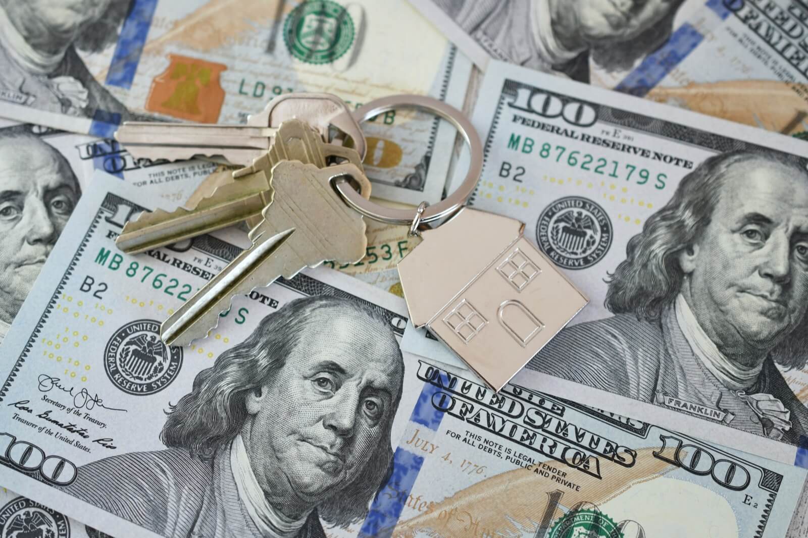 Ключи от дома на деньгах
