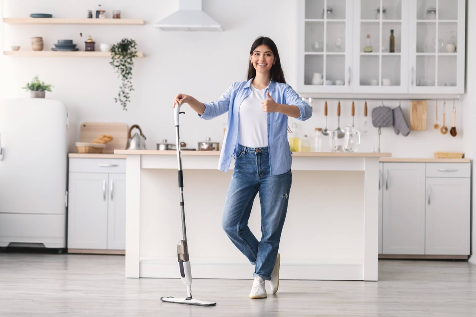 Consejos de puesta en escena - Mujer feliz después de terminar la limpieza de la casa